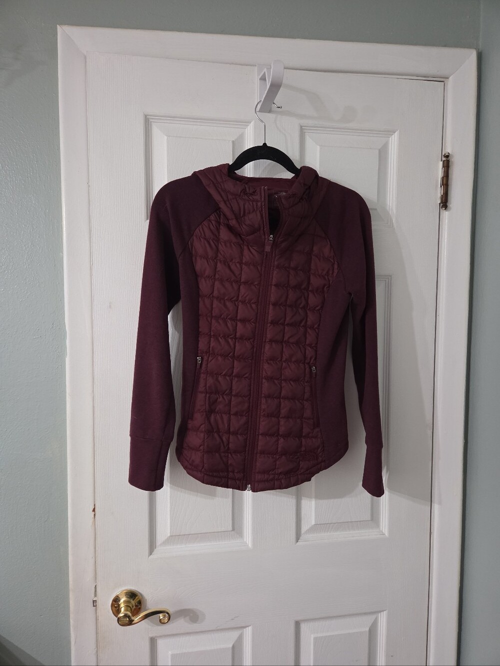 The North Face Women's Quilted Hybrid Puffer Jacket in Burgandy.  XS